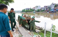 Bộ CHQS thành phố di dời quả bom trên sông Tam Bạc về vị trí an toàn