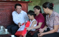 Phó Chủ tịch UBND TP Lê Khắc Nam tặng quà, chúc Tết Trung thu tại huyện Kiến Thụy