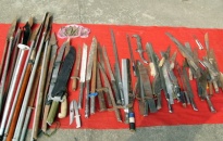 Nhân dân giao nộp nhiều loại vũ khí, vật liệu nổ