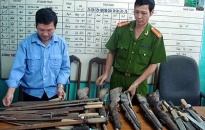 Nhân dân phường Hoàng Văn Thụ giao nộp 6 súng, 95 dao, kiếm
