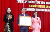 Trường THPT Hồng Bàng nhận Huân chương Lao động hạng III