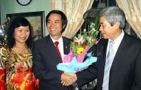 Phó bí thư Thành ủy thăm, chúc mừng nhà giáo Phạm Văn Thức