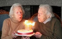 Chị em sinh đôi 101 tuổi