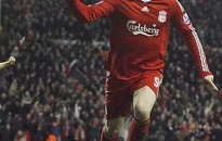 Torres đưa Liverpool bám đuổi MU