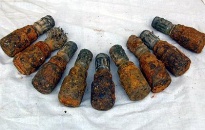 5 học sinh phát hiện 9 quả lựu đạn trên núi Trà Phương