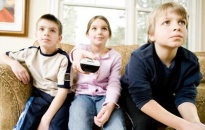 Trẻ xem ti-vi nhiều dễ mắc bệnh hen suyễn
