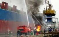 Diễn tập phương án chữa cháy tại cầu tàu 10.000 tấn