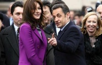 Tổng thống Pháp sợ vợ ở gần bồ cũ