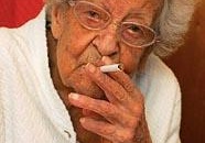 Cụ bà nghiện thuốc lá 95 năm