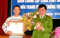 CATP khen thưởng anh Trần Hữu Dân dũng cảm bắt tội phạm