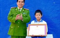 Giám đốc CATP khen thưởng cháu Phạm Văn Dương