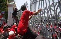 “Áo đỏ” tấn công toà nhà quốc hội