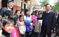 Bí thư thành ủy đến thăm 2 làng nuôi dạy trẻ