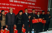 Trao tặng 1.500 cặp bánh trưng cho người nghèo đón Tết