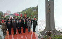Lãnh đạo thành phố viếng đài liệt sĩ nhân dịp tết Nhâm Thìn 2012