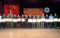 Đại học Hải Phòng nhận cờ thi đua của Bộ Công an