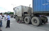 Xe container cuốn xe máy vào gầm trên đường Lê Hồng Phong