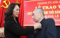 Trao huy hiệu 65 năm tuổi Đảng tại quận Hải An