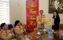 Phó bí thư thường trực Thành uỷ Nguyễn Thị Nghĩa thăm các đơn vị vũ trang