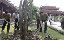 Thiếu tướng Đỗ Hữu Ca trồng cây tại Đền liệt sỹ quận Hồng Bàng