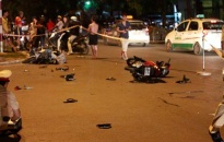 Hai xe máy đâm nhau vỡ vụn trong đêm