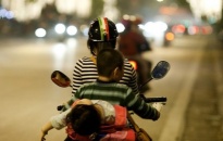 Tai nạn thường gặp khi chở trẻ bằng xe máy