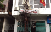 Bão Haiyan đánh sập cột ăng ten truyền hình Uông Bí