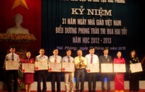 Kỷ niệm 31 năm Ngày nhà giáo Việt Nam 20-11: Mỗi thầy cô là một tấm gương đạo đức, tự học