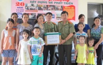 Báo An ninh Hải Phòng tặng quà làng trẻ Hoa Phượng