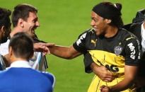 Messi bị lừa bởi Ronaldinho giả