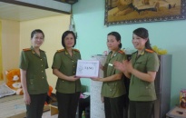 Hội phụ nữ CATP tặng quà hội viên gặp khó khăn