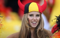 CĐV xinh đẹp tuyển Bỉ bị hủy hợp đồng người mẫu vì săn thú
