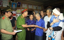 Thứ trưởng Lê Quý Vương thăm hỏi gia đình chiến sĩ hi sinh