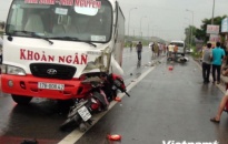 Xe khách vượt ẩu gây tai nạn liên hoàn khiến 3 người bị thương