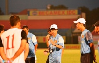 HLV Miura xem giò cẳng cầu thủ U19 Việt Nam