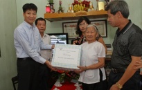 Trao quà và nhận phụng dưỡng mẹ Việt Nam anh hùng