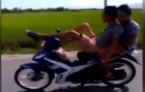 Hai thanh niên bị phạt nguội vì lái xe bằng chân