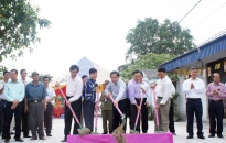 AHLĐ-TS Phạm Văn Trung tài trợ làm đường xây dựng nông thôn mới