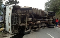 Lật xe tải gây tắc đường Lào Cai - Sapa