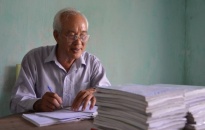 Ông ngoại 70 tuổi ba lần đi thi tốt nghiệp THPT