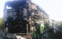 46 người thoát chết khi xe khách bốc cháy trên đường