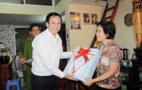 Lãnh đạo quận Ngô Quyền thăm, tặng quà các gia đình liệt sỹ CAND