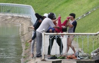 Cảnh sát trẻ lao xuống hồ Xuân Hương cứu người phụ nữ