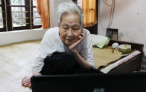Cụ bà 93 tuổi lướt Facebook, vẽ nghìn bức tranh