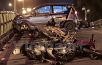 Taxi điên đâm liên hoàn xe máy, tài xế nhảy cầu nghi tự tử