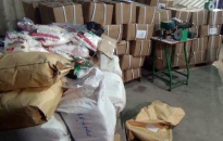 Cảnh sát đột kích xưởng làm đường 'siêu ngọt' từ hoá chất Trung Quốc