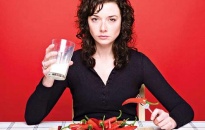 Uống nước sau khi ăn cay là sai lầm