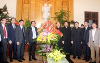 Đồng chí Lê Văn Thành chúc mừng Tòa giám mục Hải Phòng