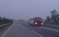 Xe khách Tiến Hồng đi ngược chiều trên cao tốc Nội Bài-Lào Cai