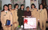 Trao quà tặng phụ nữ nghèo tại huyện Vĩnh Bảo